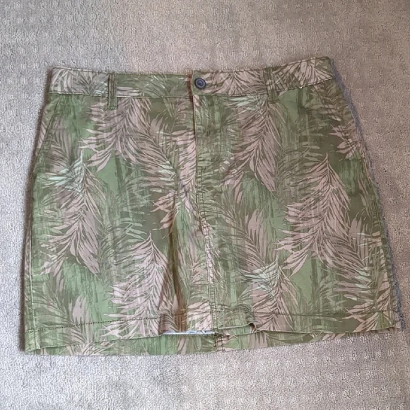Green and Beige Leaf Print Skort - Picture 1 of 8